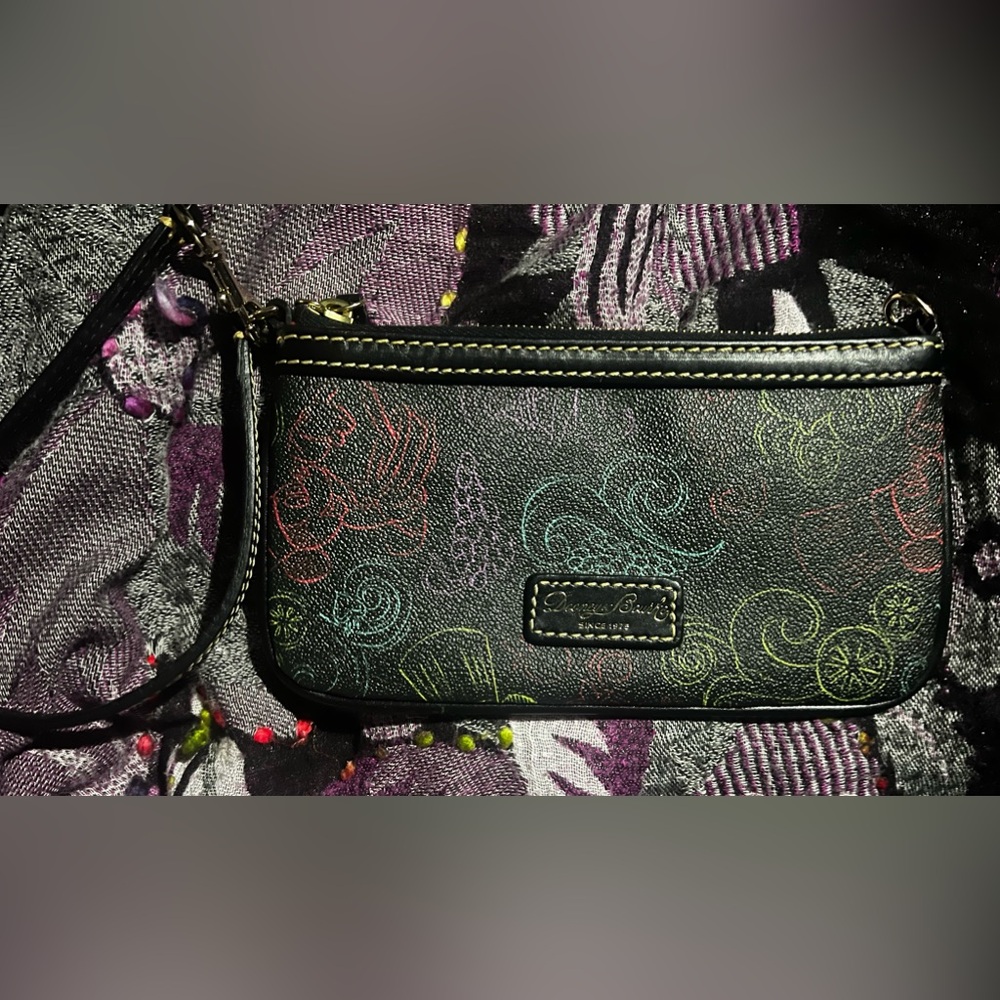 DOONEY & BOURKE EPCOT FOOD & WINE  WRISTKET  NEW !!!!